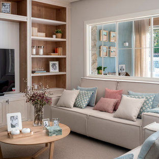 Immagine di un ampio soggiorno nordico aperto con sala formale, pareti beige, pavimento in laminato, nessun camino, TV autoportante e pavimento beige