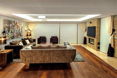 Imagen de salón abierto clásico renovado grande con suelo de madera oscura, chimenea lineal y televisor colgado en la pared