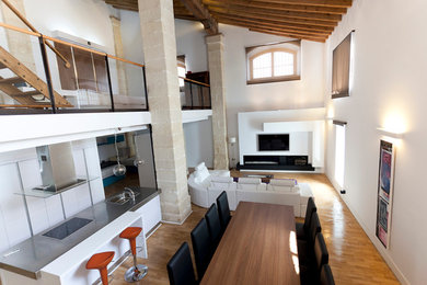 Example of a country living room design in Seville
