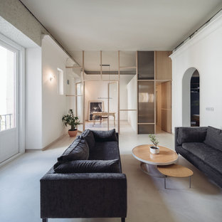 Foto de salón abierto, moderno, de tamaño medio, con suelo de cemento, suelo beige y paredes blancas