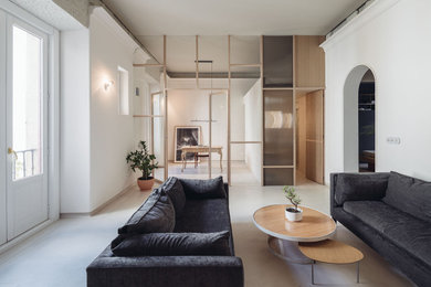 Foto de salón abierto moderno de tamaño medio con suelo de cemento, suelo beige y paredes blancas