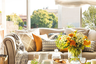 Esempio di un soggiorno minimal di medie dimensioni e aperto con sala formale, pareti beige, parquet chiaro e pavimento beige