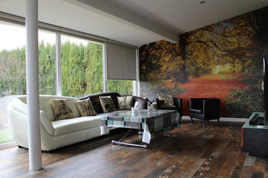 Imagen de salón para visitas abierto bohemio de tamaño medio sin chimenea con paredes multicolor y televisor independiente