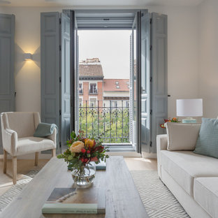 Foto de salón mediterráneo con paredes blancas, suelo de madera clara y suelo beige