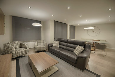 Inspiration for a large modern laminate floor living room remodel in Madrid