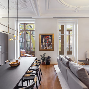 Gran salón comedor con cocina abierta en apartamento en la Casa Burés de Barcelo