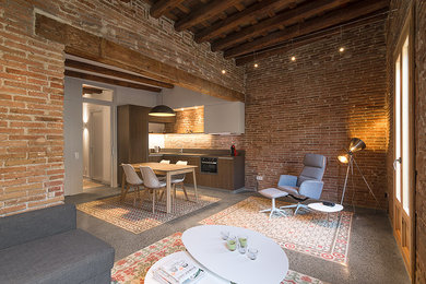 Offenes, Mittelgroßes, Repräsentatives, Fernseherloses Industrial Wohnzimmer ohne Kamin mit Betonboden und brauner Wandfarbe in Barcelona