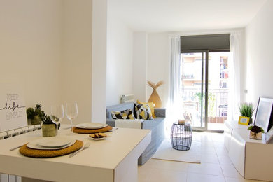 Foto de salón cerrado minimalista de tamaño medio con paredes blancas, suelo de baldosas de porcelana y suelo beige