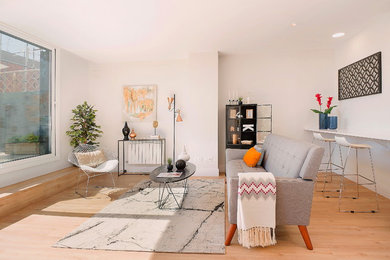 Offenes Modernes Wohnzimmer mit braunem Holzboden in Barcelona