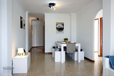 Foto de salón cerrado actual de tamaño medio con paredes blancas, suelo de baldosas de cerámica y suelo beige