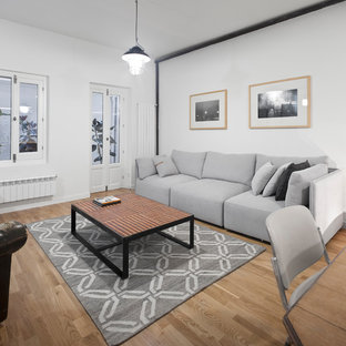 Imagen de salón para visitas abierto, urbano, con paredes blancas, suelo de madera en tonos medios y suelo beige