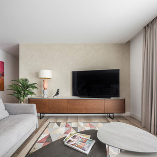 Foto de salón contemporáneo, de tamaño medio, con paredes beige, televisor independiente y suelo gris