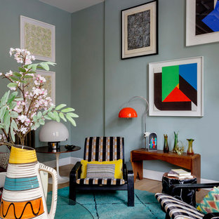 Imagen de salón bohemio con paredes azules y suelo de madera clara