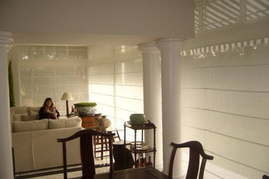 Imagen de salón cerrado tradicional renovado de tamaño medio con paredes blancas, suelo de mármol y suelo beige