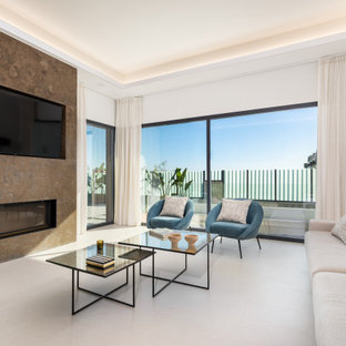 Imagen de salón actual, extra grande, con paredes blancas, chimenea lineal, marco de chimenea de baldosas y/o azulejos, televisor colgado en la pared y suelo beige