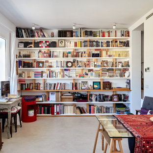 Diseño de biblioteca en casa cerrada, contemporánea, de tamaño medio, sin chimenea y televisor, con paredes blancas y suelo beige
