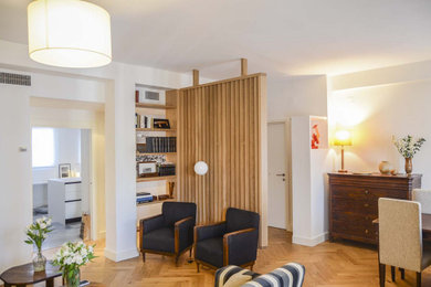 Imagen de salón abierto actual de tamaño medio con suelo de madera clara