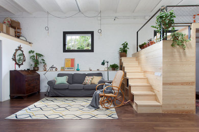 Idee per un soggiorno minimal di medie dimensioni e stile loft con pareti bianche e pavimento in legno massello medio