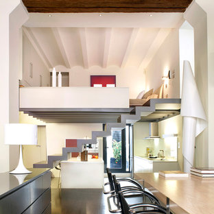 Imagen de salón tipo loft, contemporáneo, con paredes blancas y suelo de madera oscura