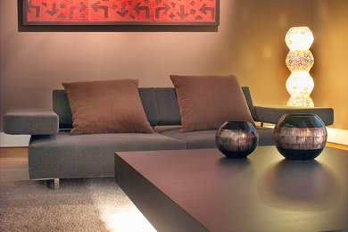 Diseño de salón minimalista con paredes marrones, moqueta y suelo beige