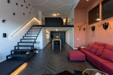 Пример оригинального дизайна: большая двухуровневая гостиная комната в стиле фьюжн с разноцветными стенами, полом из керамогранита, телевизором на стене и серым полом