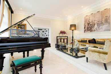 Imagen de salón con rincón musical cerrado clásico grande sin televisor con paredes beige