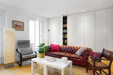 Mittelgroßes Modernes Wohnzimmer mit weißer Wandfarbe und hellem Holzboden in Madrid