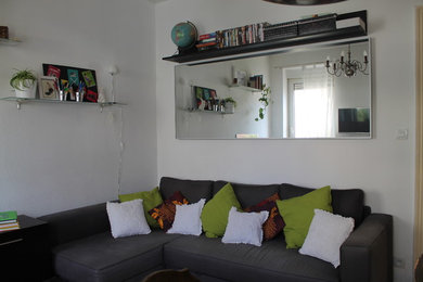 Foto de salón para visitas cerrado minimalista pequeño con paredes blancas y televisor colgado en la pared