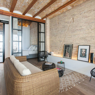 Ejemplo de salón abierto, mediterráneo, de tamaño medio, sin chimenea y televisor, con paredes beige, suelo de baldosas de porcelana y suelo marrón