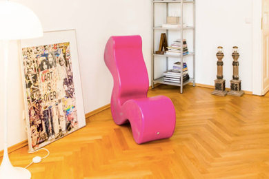 Mittelgroßes Modernes Wohnzimmer mit weißer Wandfarbe, braunem Holzboden und beigem Boden in Berlin