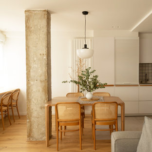 Diseño de salón nórdico, de tamaño medio, con paredes blancas, suelo de madera clara y suelo beige