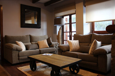 Imagen de salón cerrado nórdico de tamaño medio sin chimenea con paredes beige y suelo de madera oscura