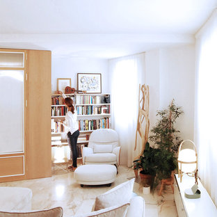 Mittelgroßes, Fernseherloses, Offenes Modernes Wohnzimmer ohne Kamin mit weißer Wandfarbe, Marmorboden und rosa Boden in Sonstige