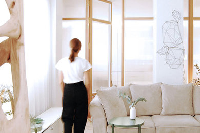 Imagen de salón abierto actual de tamaño medio sin chimenea y televisor con paredes blancas, suelo de mármol y suelo rosa