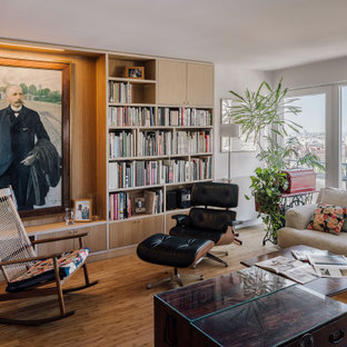 Inspiration för ett stort funkis vardagsrum, med ett bibliotek, bambugolv, vita väggar och brunt golv