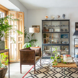 Imagen de salón abierto, bohemio, de tamaño medio, con paredes blancas, suelo de madera clara y suelo beige