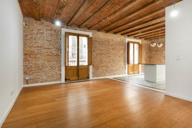 Foto de salón abierto romántico de tamaño medio con suelo de madera en tonos medios