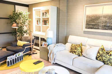Идея дизайна: гостиная комната в скандинавском стиле с серыми стенами и светлым паркетным полом