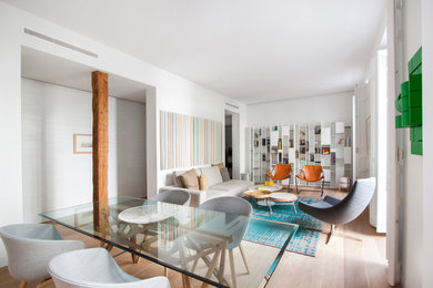 Foto di un soggiorno contemporaneo di medie dimensioni e chiuso con pareti bianche e parquet chiaro