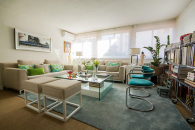 Imagen de salón abierto actual de tamaño medio con paredes blancas, moqueta y suelo beige