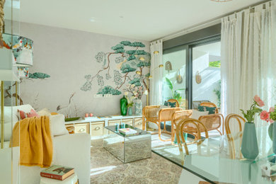 Modelo de salón abierto exótico de tamaño medio con paredes multicolor, suelo de baldosas de cerámica, suelo beige y papel pintado