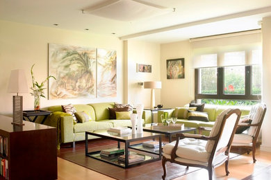 Imagen de salón para visitas abierto vintage de tamaño medio sin chimenea y televisor con paredes beige y suelo de madera en tonos medios