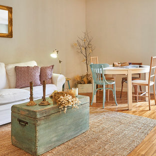 Modelo de salón abierto, marinero, con paredes beige, suelo de madera clara y suelo beige