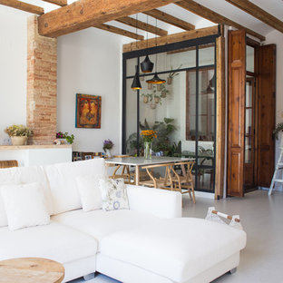 Foto de salón abierto, actual, con paredes blancas y suelo beige