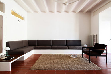 Diseño de salón abierto minimalista de tamaño medio con paredes blancas, suelo de baldosas de cerámica, televisor independiente y suelo naranja