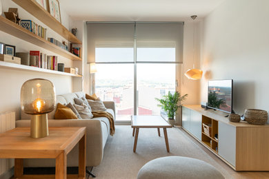Modelo de salón contemporáneo con paredes blancas, suelo de madera en tonos medios, televisor independiente y suelo marrón
