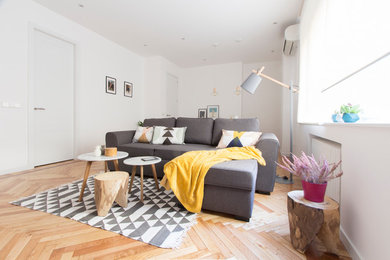 Imagen de salón para visitas cerrado escandinavo de tamaño medio sin televisor con paredes blancas y suelo de madera en tonos medios