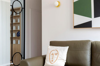 Foto de salón para visitas abierto con paredes blancas, suelo de madera en tonos medios y televisor colgado en la pared