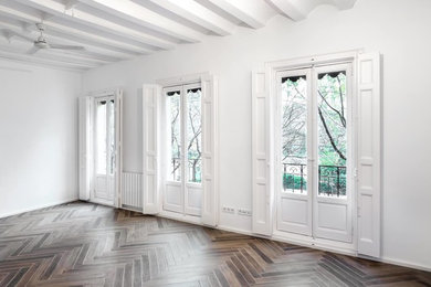 Diseño de salón abierto clásico renovado grande con paredes blancas, suelo de madera oscura y suelo marrón