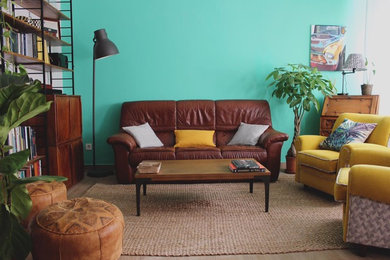 マドリードにあるお手頃価格の中くらいなミッドセンチュリースタイルのおしゃれなLDK (緑の壁、ラミネートの床、暖炉なし、テレビなし、茶色い床) の写真